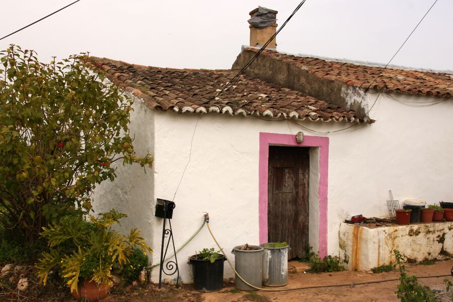 Whitewashed quinta with a tiled roof in the Algarve hills